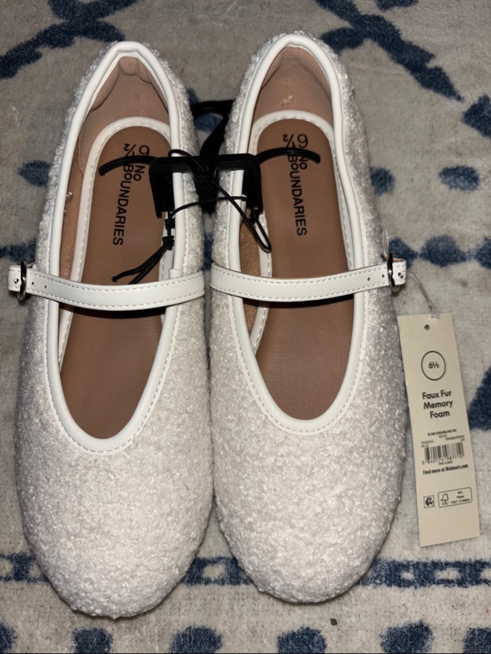No Boundaries Woman’s White Faux Fur Memory Foam Mary Jane Flats! Size 6.5 NWT
